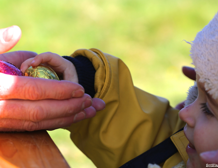 Distribution des oeufs en échange des balles de ping-pong dénichées dans le foin