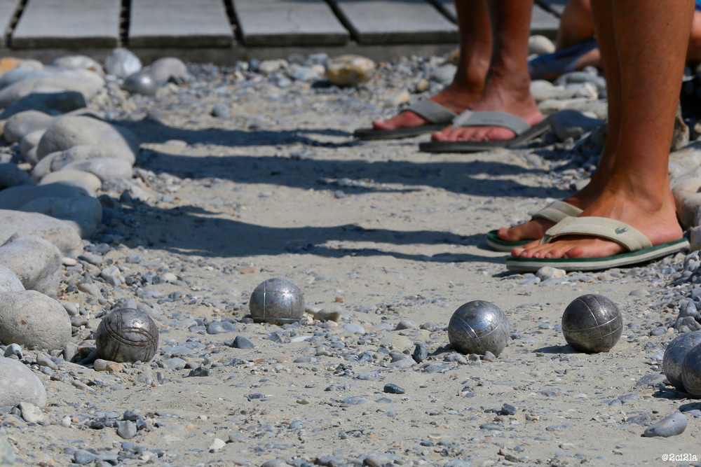 Pétanque sur le chemin de planches