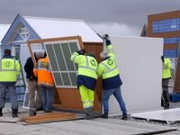 Un plancher, quatre murs et un toit, deux ou trois coups de marteau … et hop la cabine est montée !