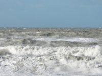 Coup de vent : l’alerte est passée, la route blanche abîmée