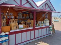Une cabine pas comme les autres en entrée de plage : découvrez les œuvres de bois de l’ESAT